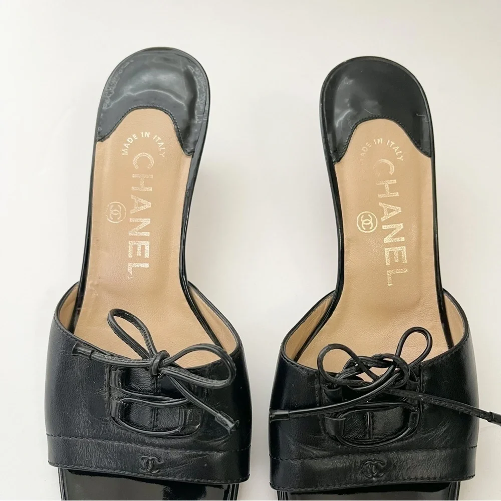 Chanel Black Leather Open Toe Sandals size 35